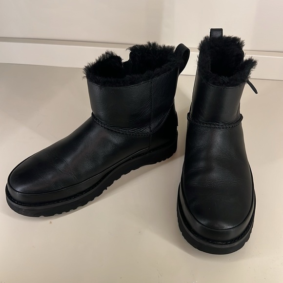 UGG Women's Classic Zip Mini Black Pre-loved - Picture 5 of 17